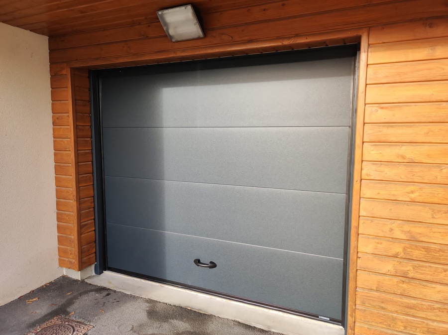 Baie Ouest Menuiserie Interieure Rennes PORTE DE GARAGE BAIE OUEST IMG 20241008 WA0001